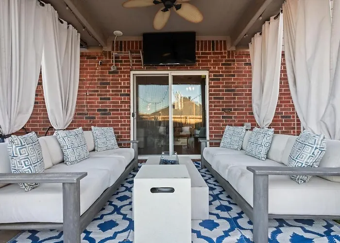 Splash & - Pool, & Movie Nights * Fort Worth